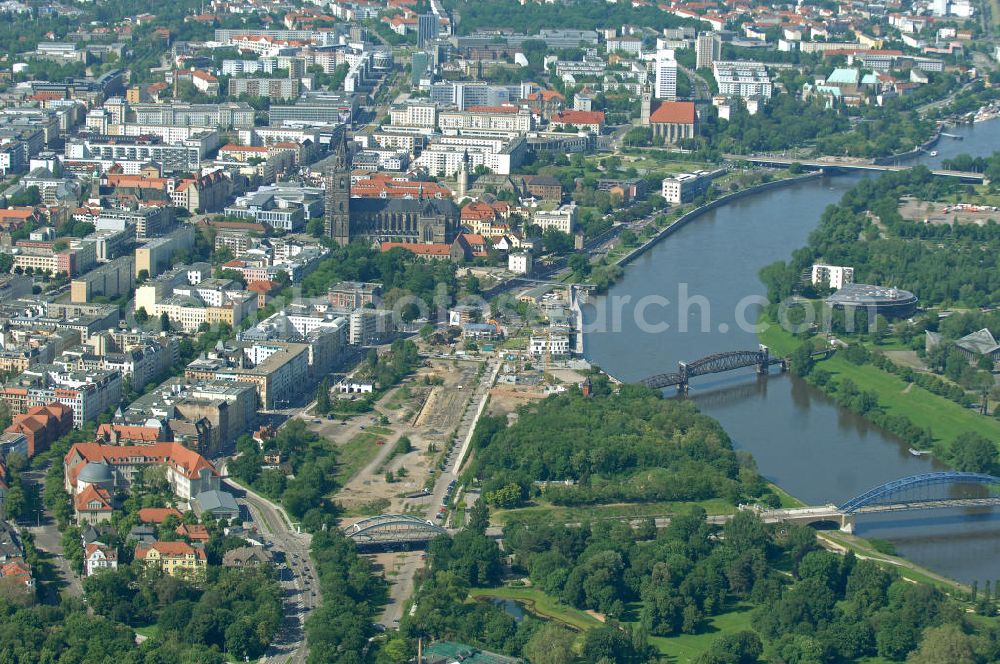 Aerial image Magdeburg - Baustelle am Elbebahnhof in Magdeburg, Sachsen-Anhalt. Die Baustelle ist ein Bauprojekt der WAF GmbH. Es entstehen Eigentumswohnungen und Stadthäuser. Die Brücke ist ein Teil der Sternbrücke. Weiter zu sehen ist der Magdeburger Dom, welcher das älteste gotische Bauwerk auf deutschen Boden ist. Construction site on the Elbe-station in Magdeburg, Saxony-Anhalt. The construction site is a development of the WAF GmbH emerge condominiums and townhouses.The bridge is a part of the star bridge. Next to see the Cathedral of Magdeburg, which is the oldest Gothic building on German soil.