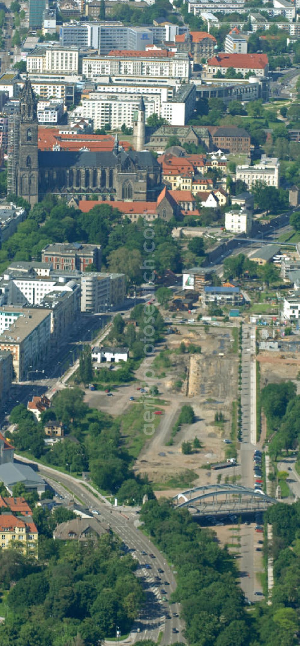 Aerial photograph Magdeburg - Baustelle am Elbebahnhof in Magdeburg, Sachsen-Anhalt. Die Baustelle ist ein Bauprojekt der WAF GmbH. Es entstehen Eigentumswohnungen und Stadthäuser. Die Brücke ist ein Teil der Sternbrücke. Weiter zu sehen ist der Magdeburger Dom, welcher das älteste gotische Bauwerk auf deutschen Boden ist. Construction site on the Elbe-station in Magdeburg, Saxony-Anhalt. The construction site is a development of the WAF GmbH emerge condominiums and townhouses.The bridge is a part of the star bridge. Next to see the Cathedral of Magdeburg, which is the oldest Gothic building on German soil.