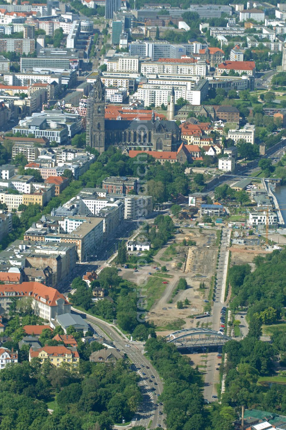 Magdeburg from above - Baustelle am Elbebahnhof in Magdeburg, Sachsen-Anhalt. Die Baustelle ist ein Bauprojekt der WAF GmbH. Es entstehen Eigentumswohnungen und Stadthäuser. Die Brücke ist ein Teil der Sternbrücke. Weiter zu sehen ist der Magdeburger Dom, welcher das älteste gotische Bauwerk auf deutschen Boden ist. Construction site on the Elbe-station in Magdeburg, Saxony-Anhalt. The construction site is a development of the WAF GmbH emerge condominiums and townhouses.The bridge is a part of the star bridge. Next to see the Cathedral of Magdeburg, which is the oldest Gothic building on German soil.