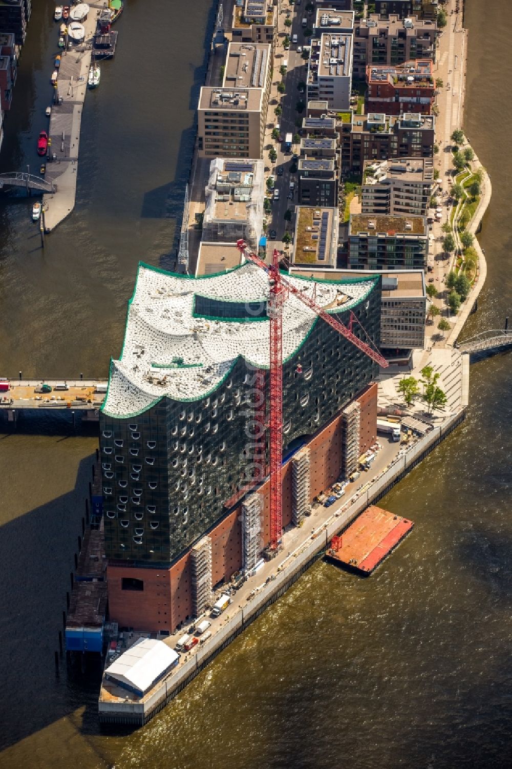 Aerial photograph Hamburg - The Elbe Philharmonic Hall on the river bank of the Elbe in Hamburg. The building in the district HafenCity is still in process of construction