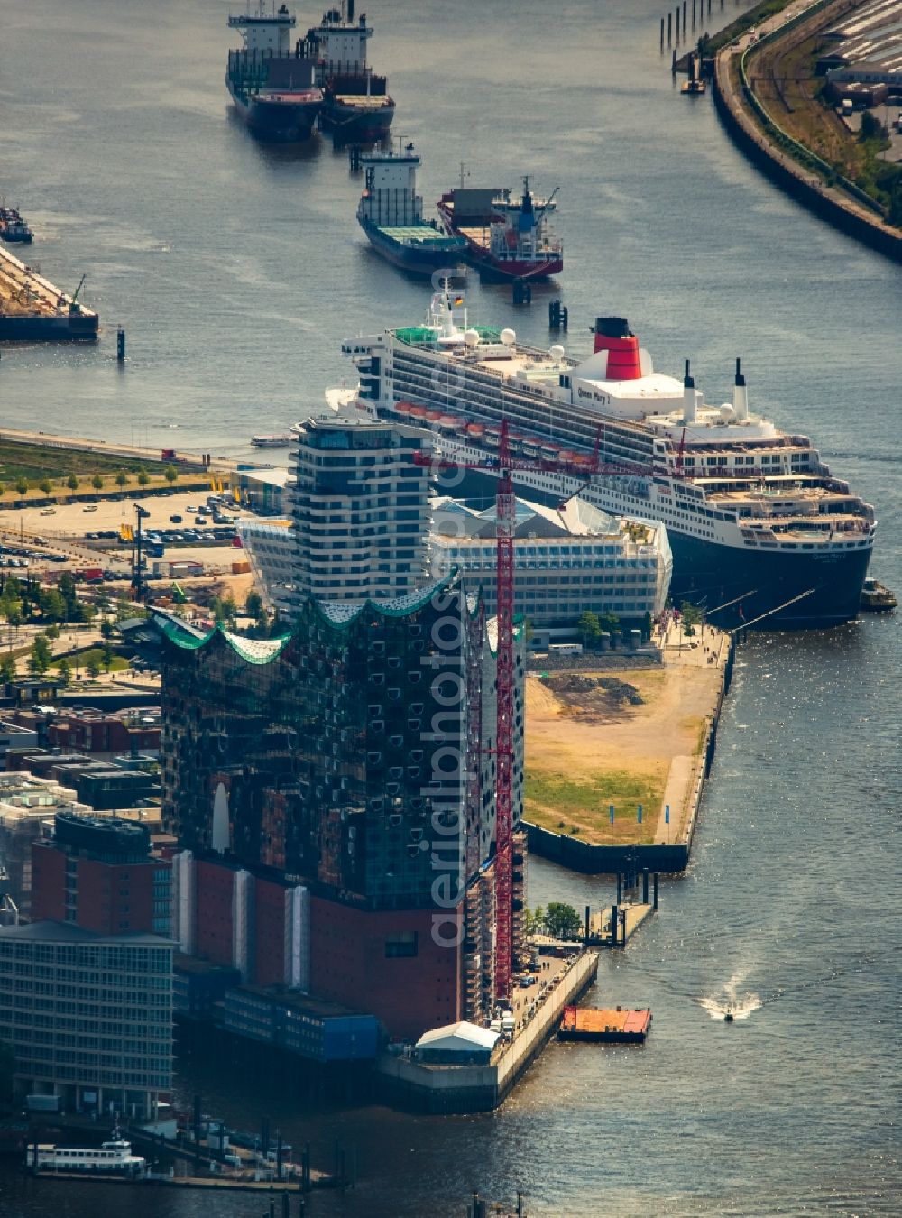 Aerial image Hamburg - The Elbe Philharmonic Hall on the river bank of the Elbe in Hamburg. The building in the district HafenCity is still in process of construction