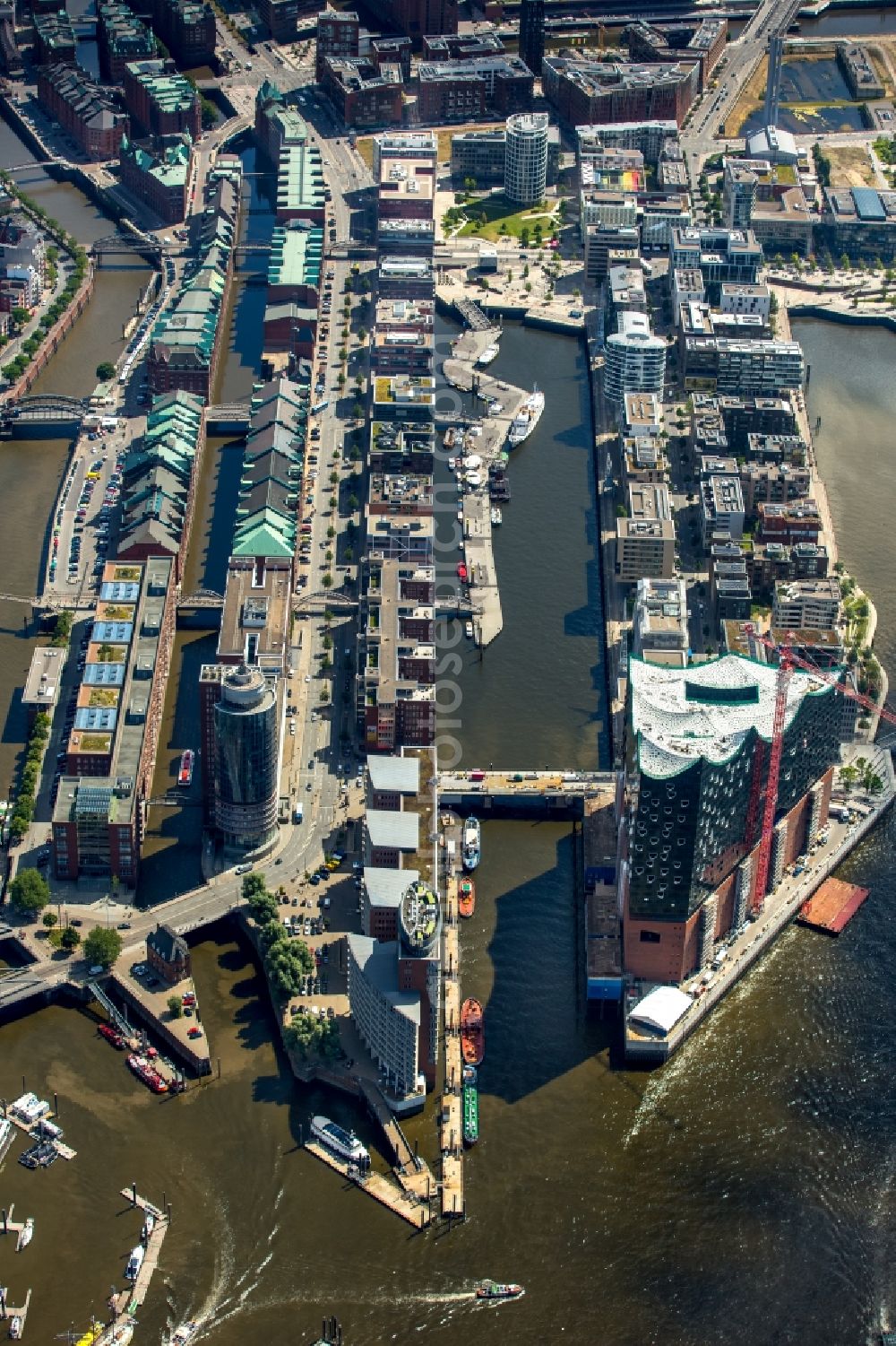 Aerial photograph Hamburg - The Elbe Philharmonic Hall on the river bank of the Elbe in Hamburg. The building in the district HafenCity is still in process of construction