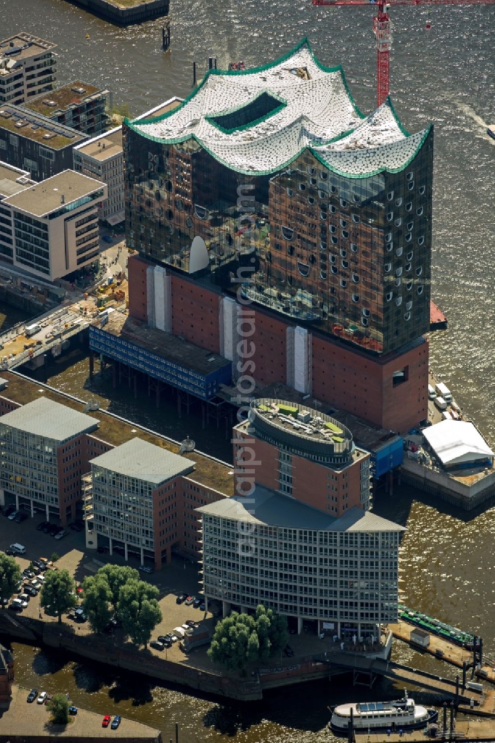 Aerial photograph Hamburg - The Elbe Philharmonic Hall on the river bank of the Elbe in Hamburg. The building in the district HafenCity is still in process of construction