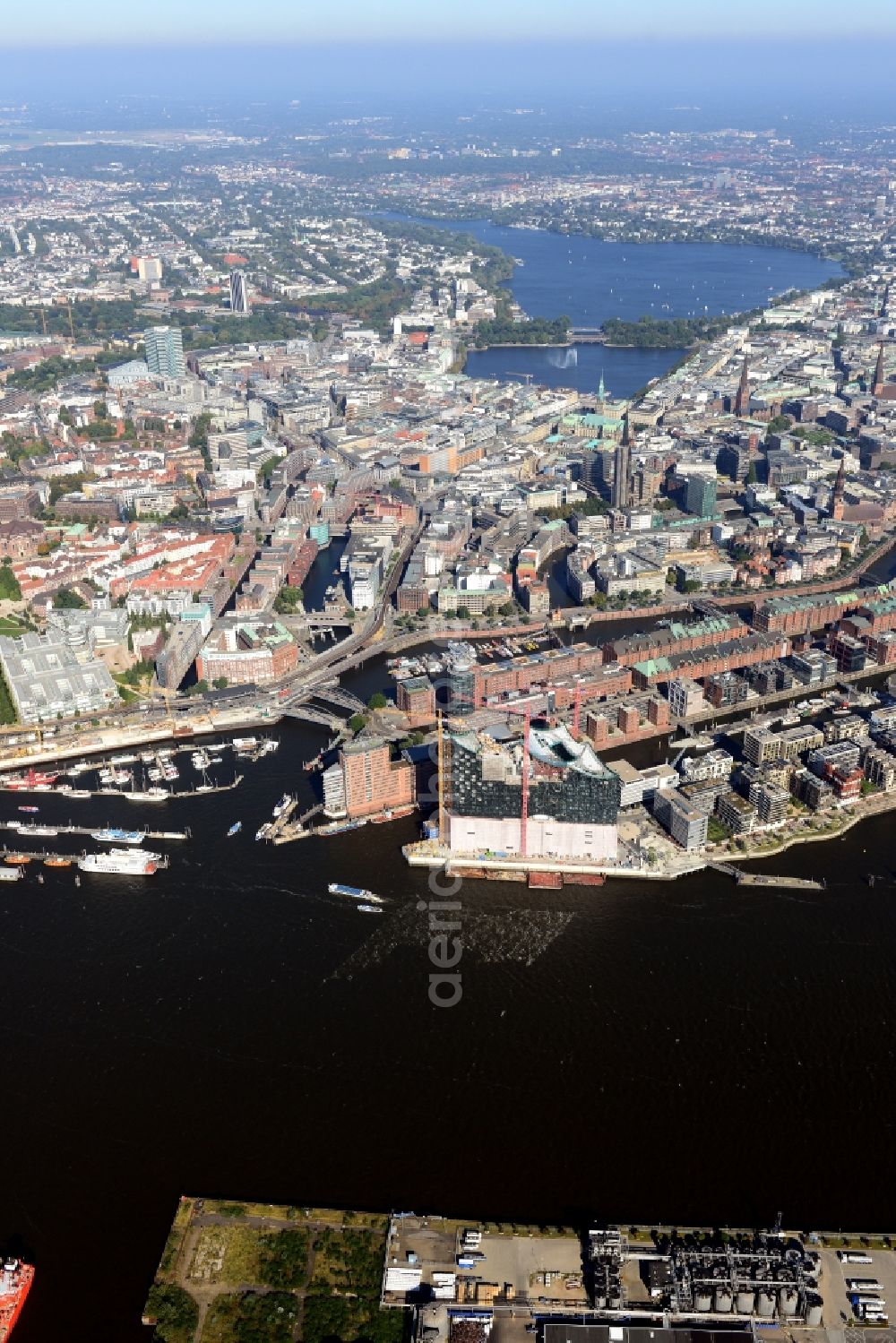 Aerial photograph Hamburg - The Elbe Philharmonic Hall on the river bank of the Elbe in Hamburg. The building in the district HafenCity is still in process of construction