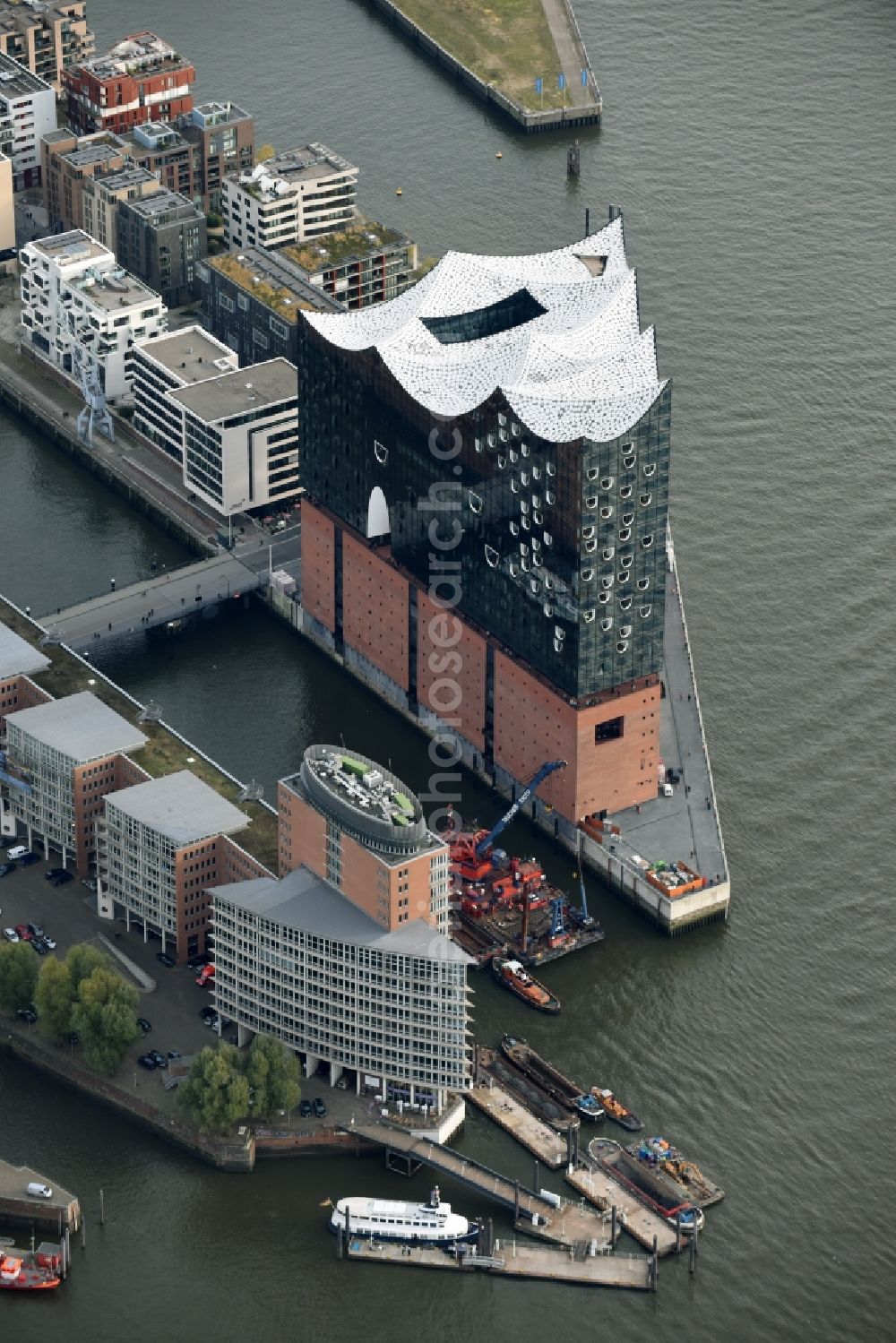 Aerial photograph Hamburg - The Elbe Philharmonic Hall on the river bank of the Elbe in Hamburg. The building in the district HafenCity is still in process of construction