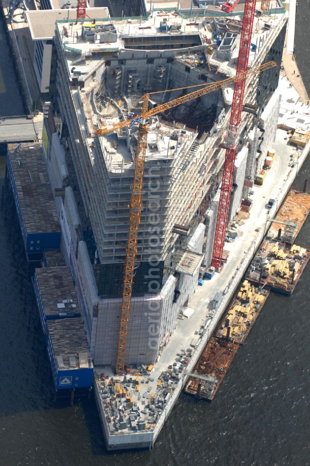 Aerial image Hamburg - Blick auf die Baustelle vom Konzerthaus Elbphilharmonie auf dem Kaiserspeicher A am Großen Grasbrook in der Hafencity Hamburg. View over construction area of concert house Elbphilharmonie on Kaiserspeicher A at Grossen Grasbrook in Hafencity Hamburg.