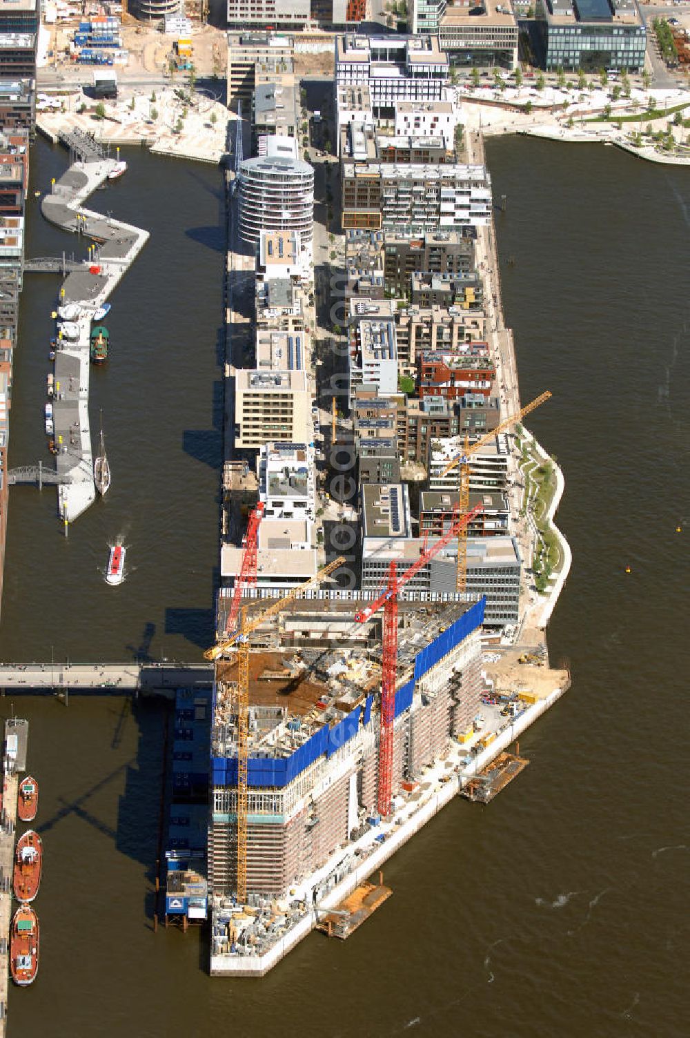 Aerial image Hamburg - Blick auf die Baustelle der Elbphilharmonie auf dem Kaispeicher A der neu entstehenden Hafen City. Die HafenCity ist ein Hamburger Stadtteil im Bezirk Hamburg-Mitte. Der 155 Hektar große Stadtteil (mit 60 Hektar Nettobauland) soll neben Büroflächen für mehr als 40.000 Arbeitsplätze, die zu einem Teil schon fertiggestellt sind, auch Wohnraum für 12.000 Einwohner in 5.500 Wohnungen bieten und ist damit das größte laufende Vorhaben zur Stadtentwicklung von Hamburg. Allgemeine Informationen: