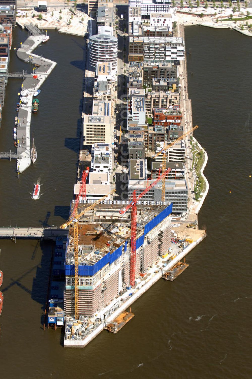 Aerial photograph Hamburg - Blick auf die Baustelle der Elbphilharmonie auf dem Kaispeicher A der neu entstehenden Hafen City. Die HafenCity ist ein Hamburger Stadtteil im Bezirk Hamburg-Mitte. Der 155 Hektar große Stadtteil (mit 60 Hektar Nettobauland) soll neben Büroflächen für mehr als 40.000 Arbeitsplätze, die zu einem Teil schon fertiggestellt sind, auch Wohnraum für 12.000 Einwohner in 5.500 Wohnungen bieten und ist damit das größte laufende Vorhaben zur Stadtentwicklung von Hamburg. Allgemeine Informationen: