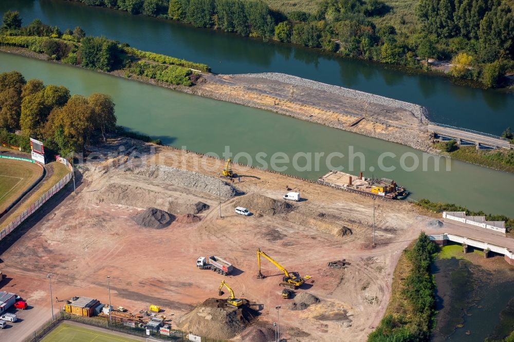 Hamm from above - Construction site with development works and embankments works der JOHANN BUNTE Bauunternehmung GmbH & Co. KG in Hamm in the state North Rhine-Westphalia. There are sport fields of the Sportzentrum Ost beneath the construction site