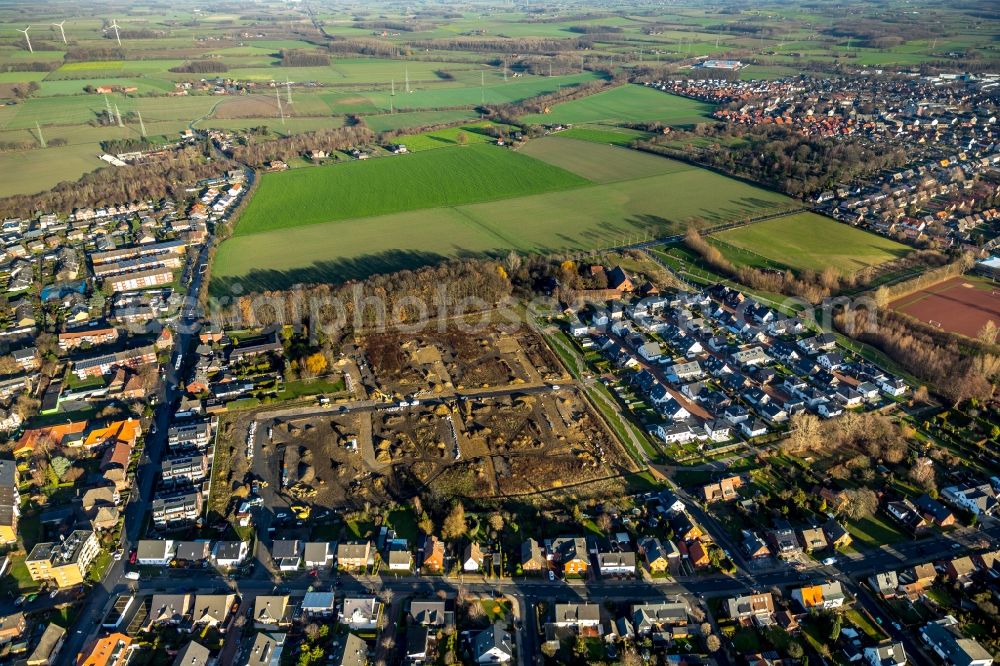 Hamm from the bird's eye view: Construction site with development works and embankments works fuer den Neubau einer Einfamilienhaussiedlung in Hamm in the state North Rhine-Westphalia, Germany