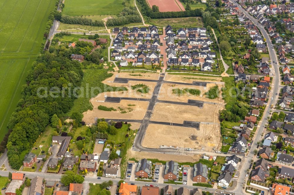 Hamm from the bird's eye view: Construction site with development works and embankments works fuer den Neubau einer Einfamilienhaussiedlung in Hamm in the state North Rhine-Westphalia, Germany