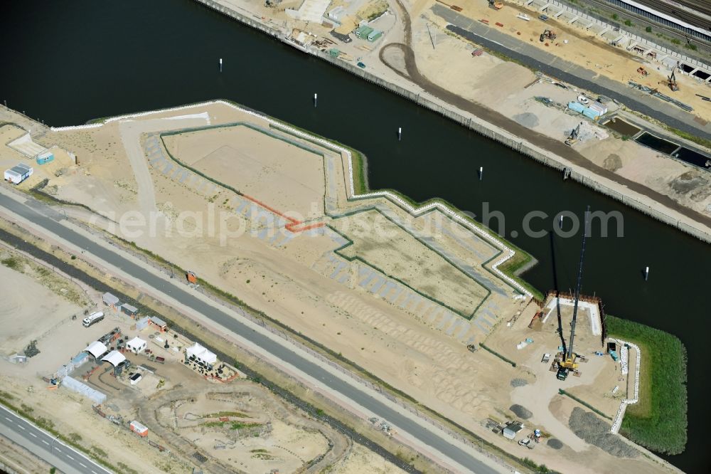 Aerial photograph Hamburg - Construction site with development works and embankments works at the shores of the Baakenhafen in the Hafencity in Hamburg