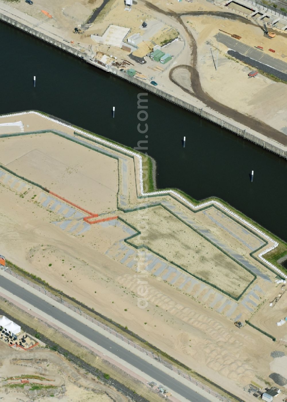 Hamburg from above - Construction site with development works and embankments works at the shores of the Baakenhafen in the Hafencity in Hamburg