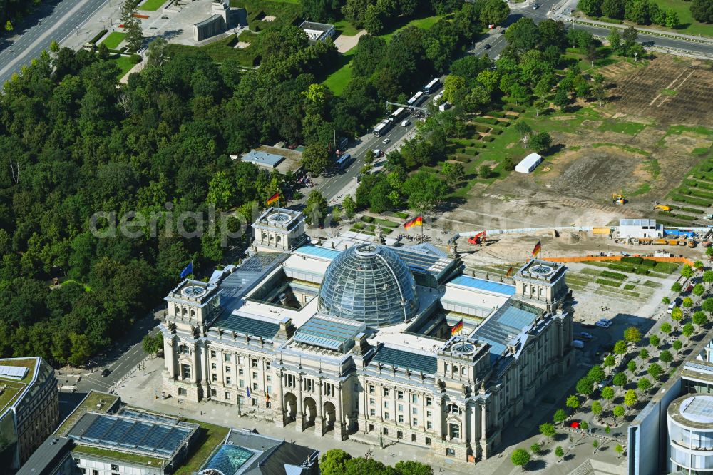 Berlin from the bird's eye view: Preparatory construction site with development and earthworks for the new construction of the visitor center with tunnel trench in the security area in front of the parliament building of the Bundestag - Reichstag building on Platz der Republik in the Tiergarten district of Berlin, Germany