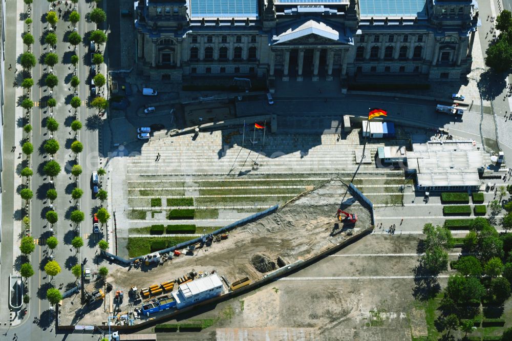 Aerial image Berlin - Preparatory construction site with development and earthworks for the new construction of the visitor center with tunnel trench in the security area in front of the parliament building of the Bundestag - Reichstag building on Platz der Republik in the Tiergarten district of Berlin, Germany