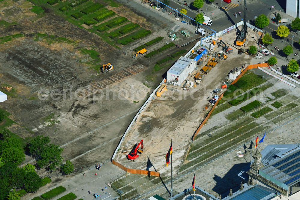 Aerial photograph Berlin - Preparatory construction site with development and earthworks for the new construction of the visitor center with tunnel trench in the security area in front of the parliament building of the Bundestag - Reichstag building on Platz der Republik in the Tiergarten district of Berlin, Germany