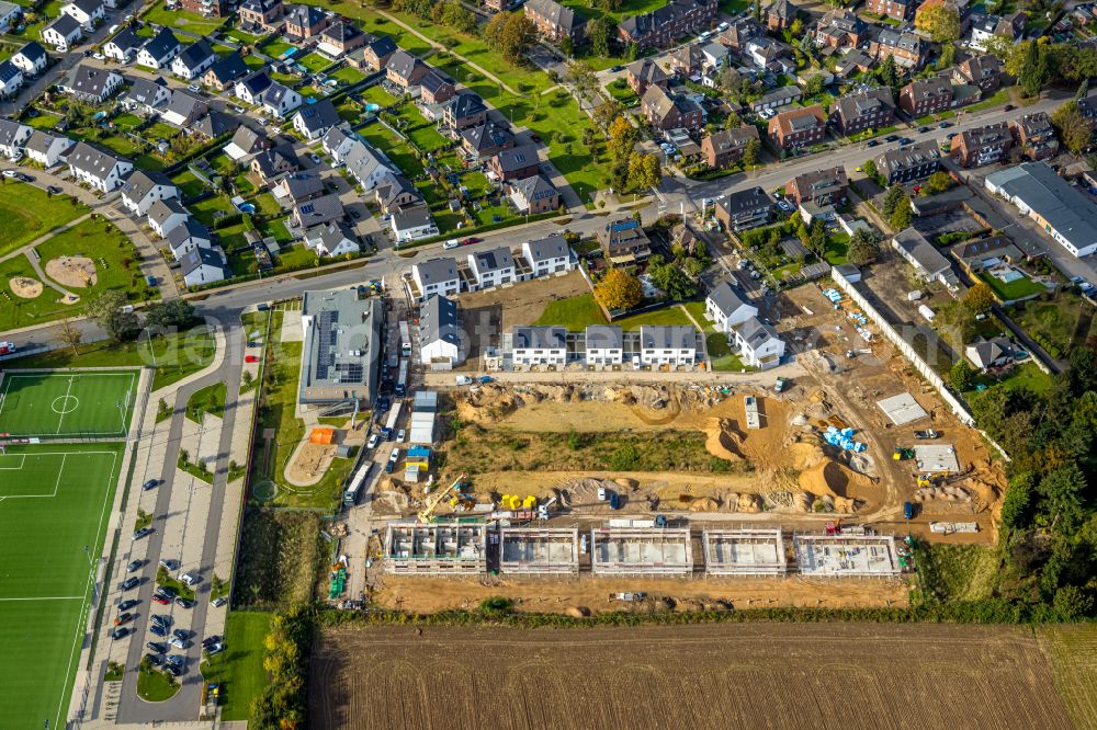 Kamp-Lintfort from the bird's eye view: Construction site with development works and embankments works zum Neubau einer Einfamilienhaus- Siedlung on street Franzstrasse in the district Niersenbruch in Kamp-Lintfort at Ruhrgebiet in the state North Rhine-Westphalia, Germany