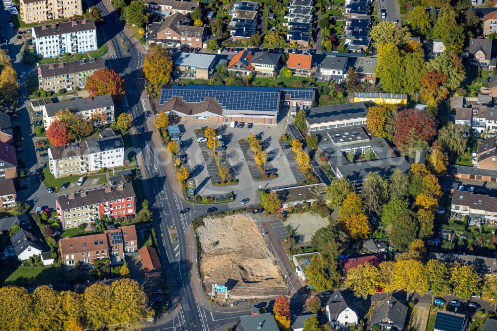 Aerial photograph Neukirchen-Vluyn - Construction site with development works and embankments works to the Errichtung eines Wohn- and Geschaeftshauses on street Bruchstrasse in Neukirchen-Vluyn in the state North Rhine-Westphalia, Germany