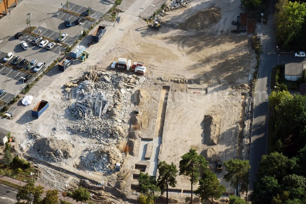 Hohen Neuendorf from the bird's eye view: Construction site of the GVG Projektentwicklungsgesellschaft mbH with development works and embankments works zur revitalisierung des Fachmarktzentrums HDZ at the Schoenfliesser Strasse in Hohen Neuendorf in the state Brandenburg