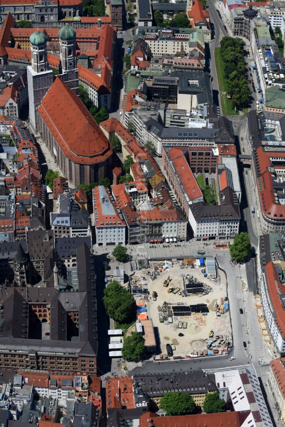 Aerial image München - Construction site with development and earth dumping works for the 2nd main line of the railway at the future S-Bahn stop Marienhof in the district Altstadt - Lehel in Munich in the federal state of Bavaria, Germany