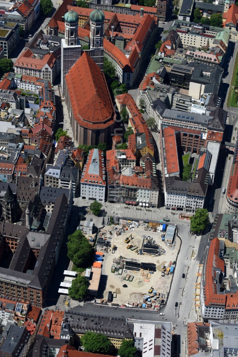 München from above - Construction site with development and earth dumping works for the 2nd main line of the railway at the future S-Bahn stop Marienhof in the district Altstadt - Lehel in Munich in the federal state of Bavaria, Germany