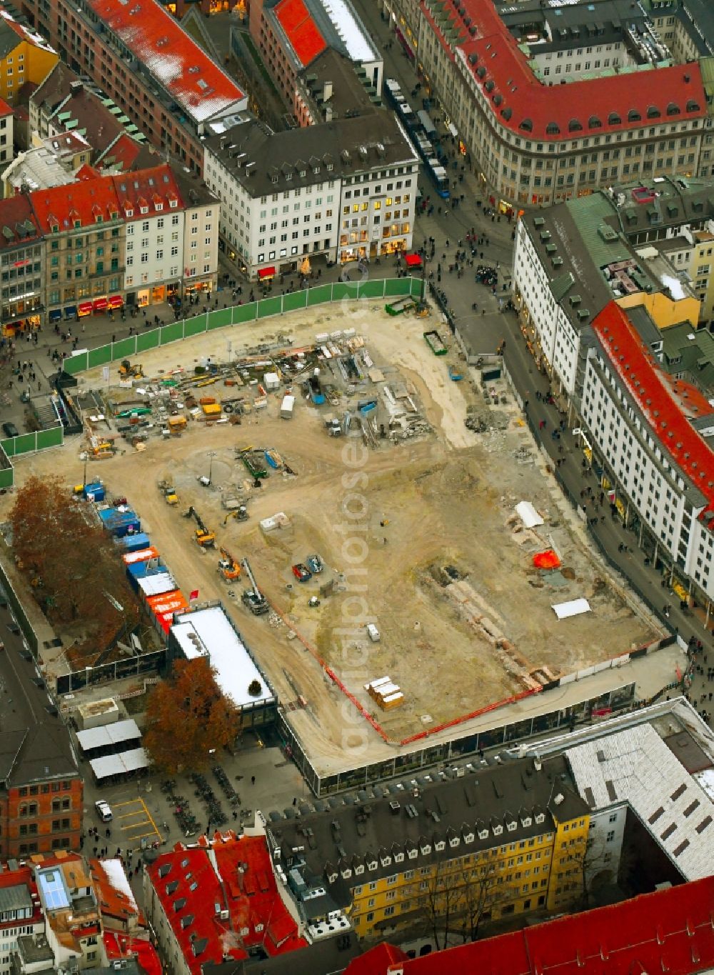 München from the bird's eye view: Construction site with development and earth dumping works for the 2nd main line of the railway at the future S-Bahn stop Marienhof in the district Altstadt - Lehel in Munich in the federal state of Bavaria, Germany