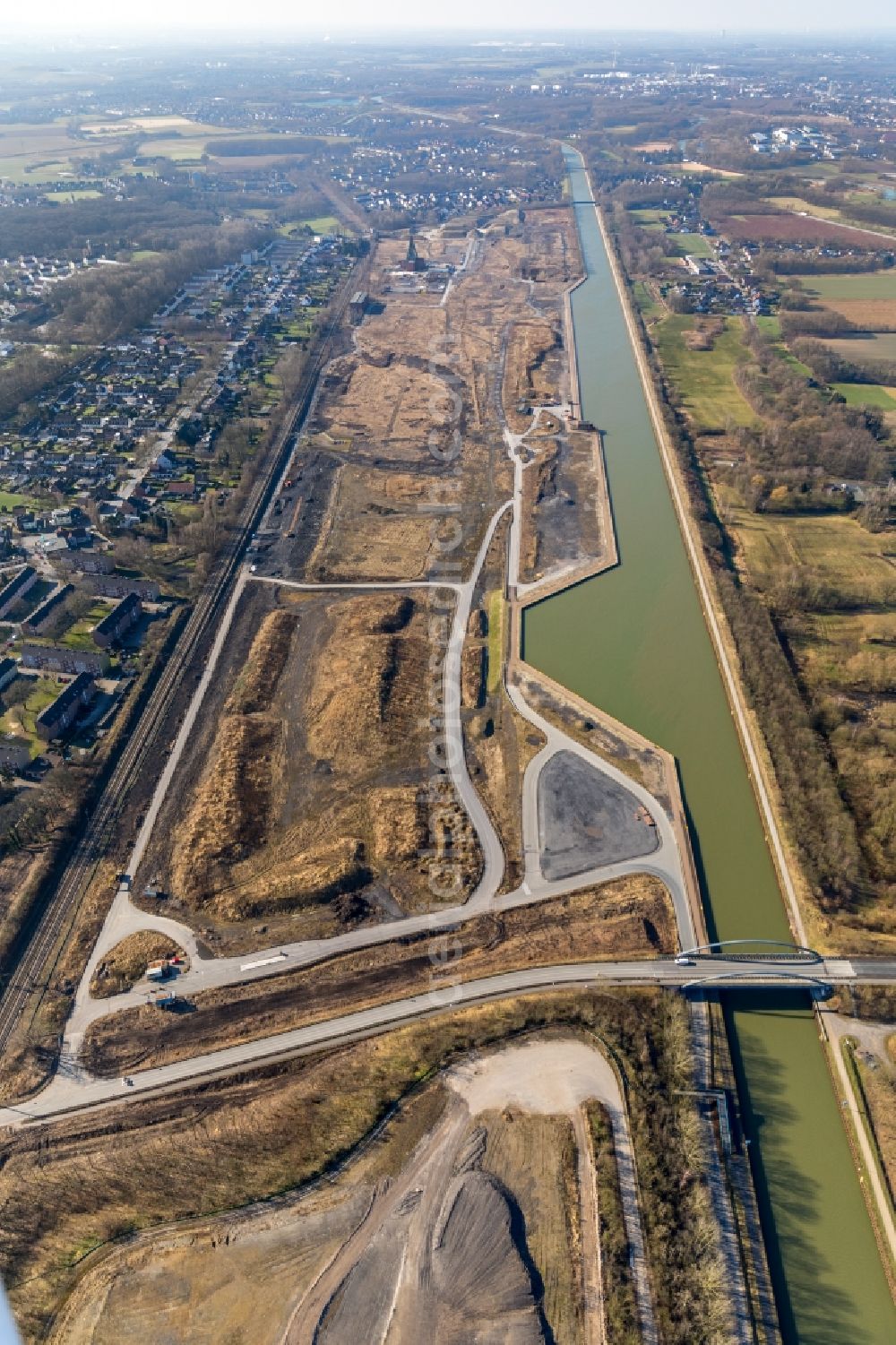 Bergkamen from the bird's eye view: Construction site with development, foundation, earth and landfill works Wasserstadt Aden in Bergkamen in the state North Rhine-Westphalia, Germany