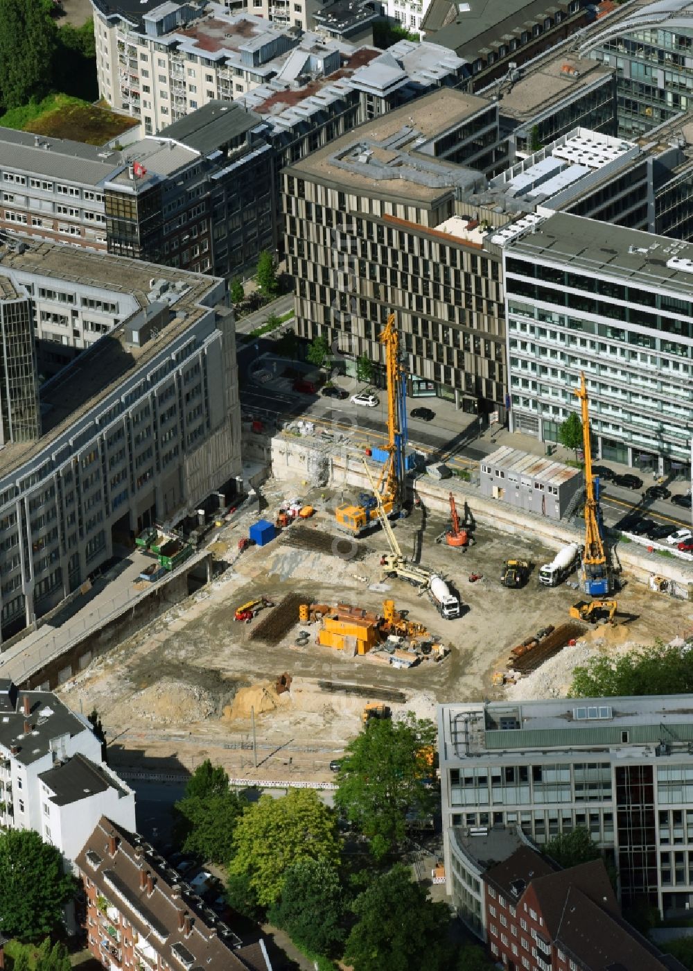 Hamburg from above - Construction site with development, foundation, earth and landfill works zum neubau of Springer Quartier between Fuhlenwiete and Axel-Springer-Platz in Hamburg, Germany