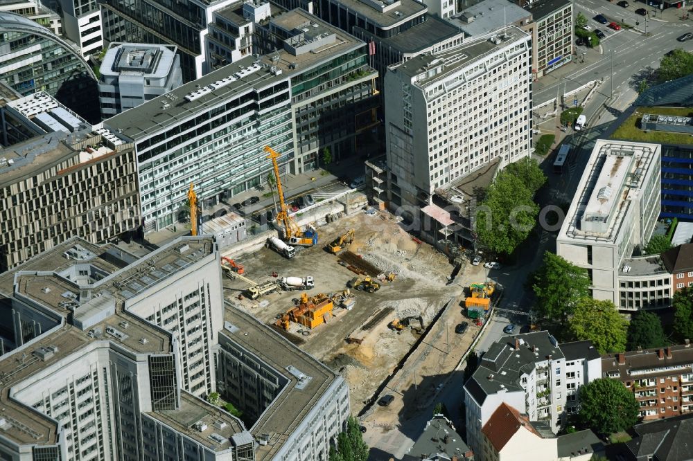 Hamburg from above - Construction site with development, foundation, earth and landfill works zum neubau of Springer Quartier between Fuhlenwiete and Axel-Springer-Platz in Hamburg, Germany