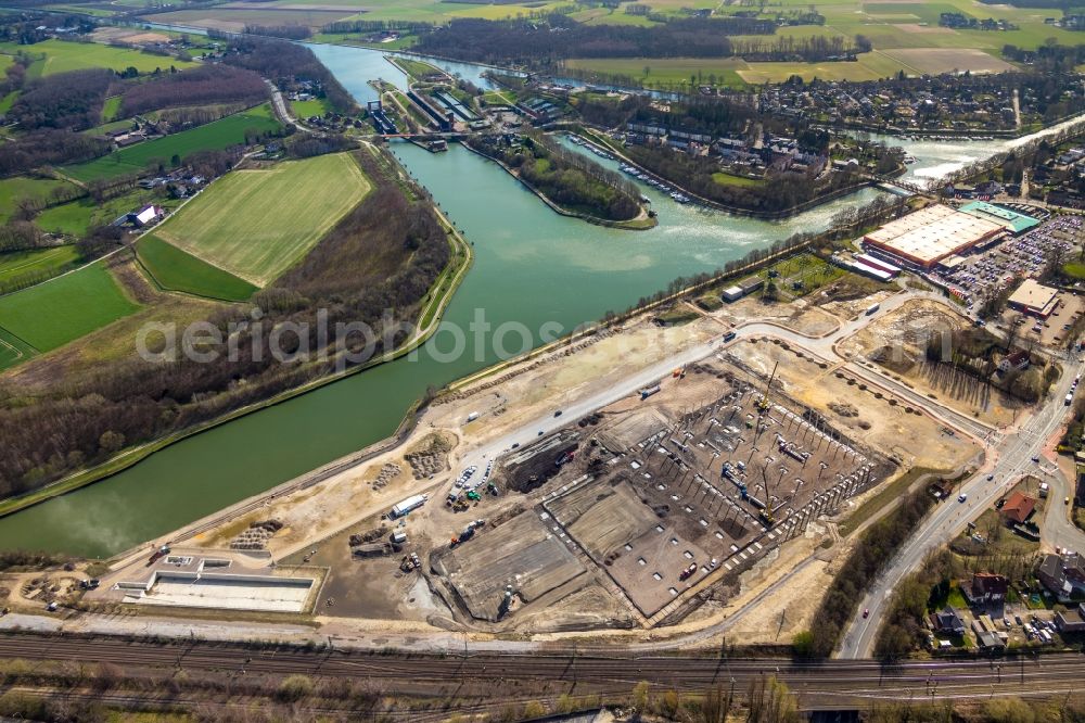 Meckinghoven from the bird's eye view: Construction site with piling works for the foundation slab of a new building along the Castroper strasse in Meckinghoven in the state North Rhine-Westphalia, Germany