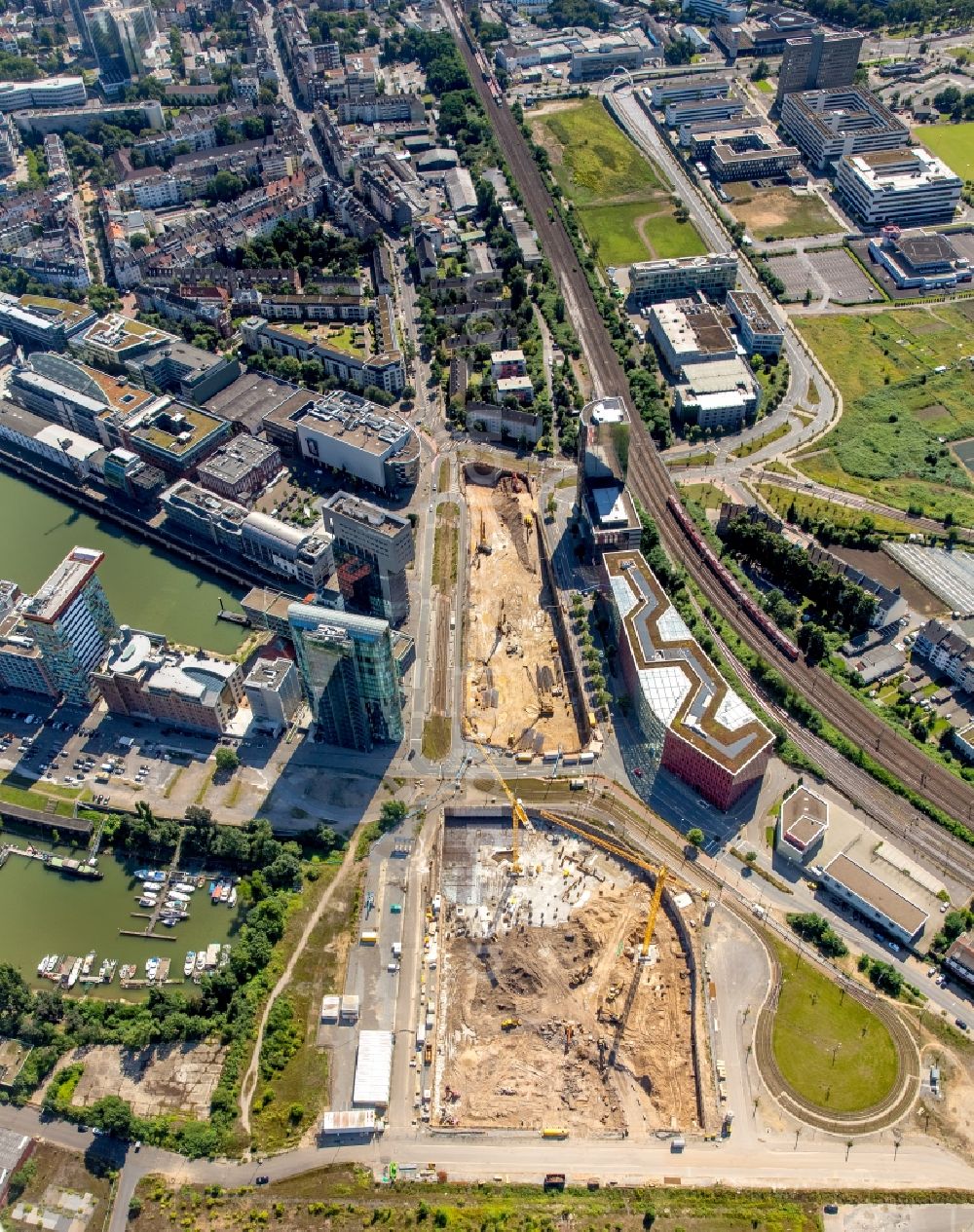 Aerial photograph Düsseldorf - Construction site with piling works for the foundation slab of a new building of the business- and officehouse FLOAT between Franzsiusstreet and Holzstreet in Duesseldorf in the state North Rhine-Westphalia. Building owner is Casa Stupenda Franziusstrasse GmbH & Co. KG, architecture is realised by RPBW Renzo Piano Building Workshop. The project is managed by WITTE Projektmanagement GmbH