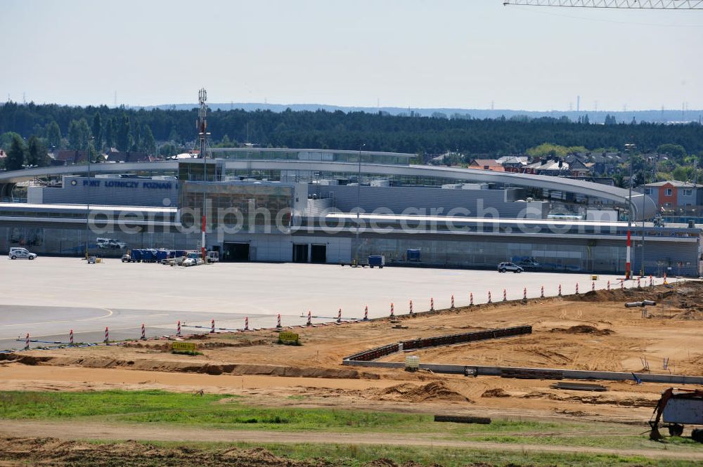 Aerial photograph Posen / Poznan - Baustelle zur Erweiterung des Passagierterminal 2 am Flughafen Poznan Lawica in Posen / Poznan, in der Region Großpolen, Polen. Bauherr ist das Unternehmen Hochtief in Kooperation mit Streif Baulogistik. Construction area of the new extension of the passenger terminal 2 of the airport Poznan Lawica in Poznan in Greater Poland, Poland. The principal is the company Hochtief in cooperation with Streif Baulogistik.