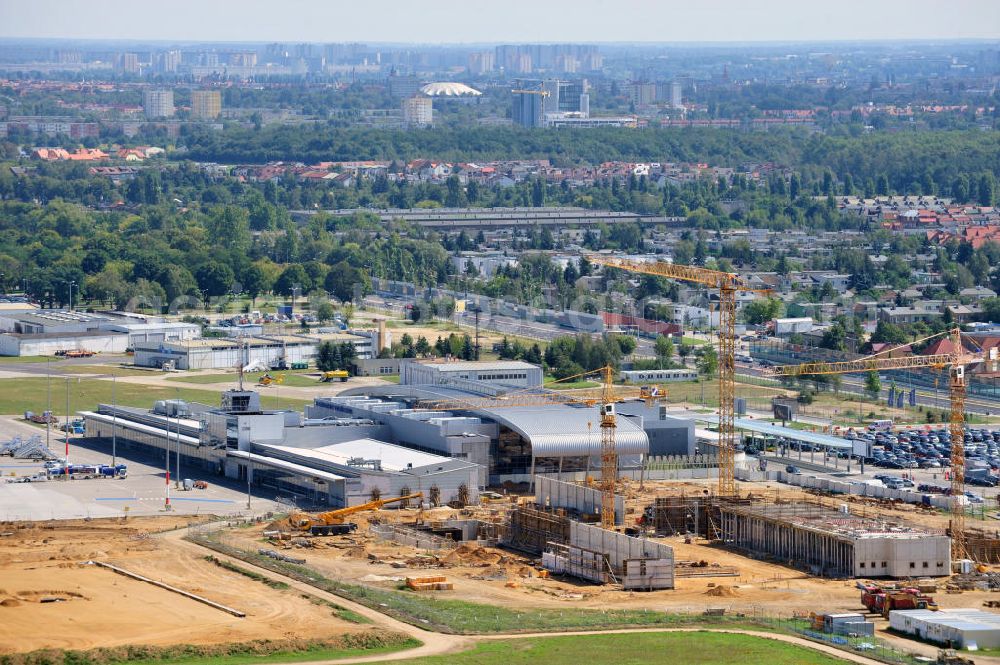 Posen / Poznan from the bird's eye view: Baustelle zur Erweiterung des Passagierterminal 2 am Flughafen Poznan Lawica in Posen / Poznan, in der Region Großpolen, Polen. Bauherr ist das Unternehmen Hochtief in Kooperation mit Streif Baulogistik. Construction area of the new extension of the passenger terminal 2 of the airport Poznan Lawica in Poznan in Greater Poland, Poland. The principal is the company Hochtief in cooperation with Streif Baulogistik.