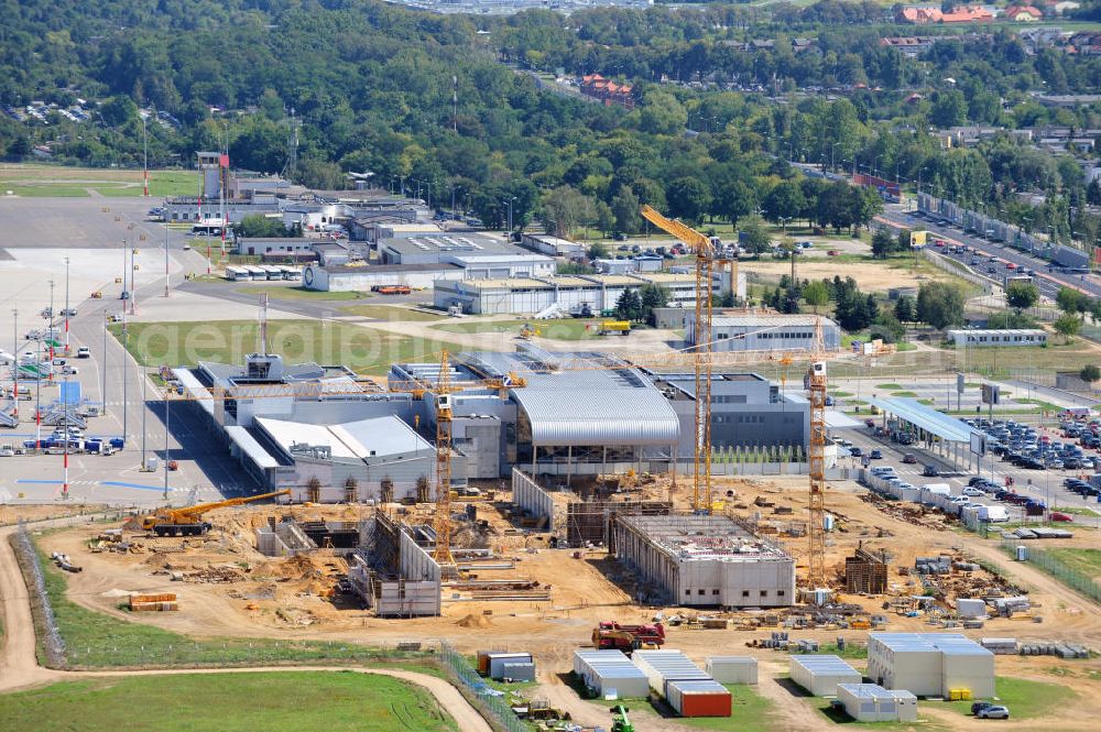 Aerial image Posen / Poznan - Baustelle zur Erweiterung des Passagierterminal 2 am Flughafen Poznan Lawica in Posen / Poznan, in der Region Großpolen, Polen. Bauherr ist das Unternehmen Hochtief in Kooperation mit Streif Baulogistik. Construction area of the new extension of the passenger terminal 2 of the airport Poznan Lawica in Poznan in Greater Poland, Poland. The principal is the company Hochtief in cooperation with Streif Baulogistik.