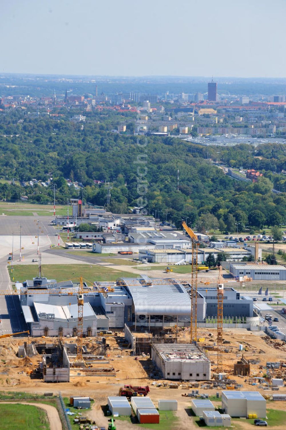 Aerial photograph Posen / Poznan - Baustelle zur Erweiterung des Passagierterminal 2 am Flughafen Poznan Lawica in Posen / Poznan, in der Region Großpolen, Polen. Bauherr ist das Unternehmen Hochtief in Kooperation mit Streif Baulogistik. Construction area of the new extension of the passenger terminal 2 of the airport Poznan Lawica in Poznan in Greater Poland, Poland. The principal is the company Hochtief in cooperation with Streif Baulogistik.