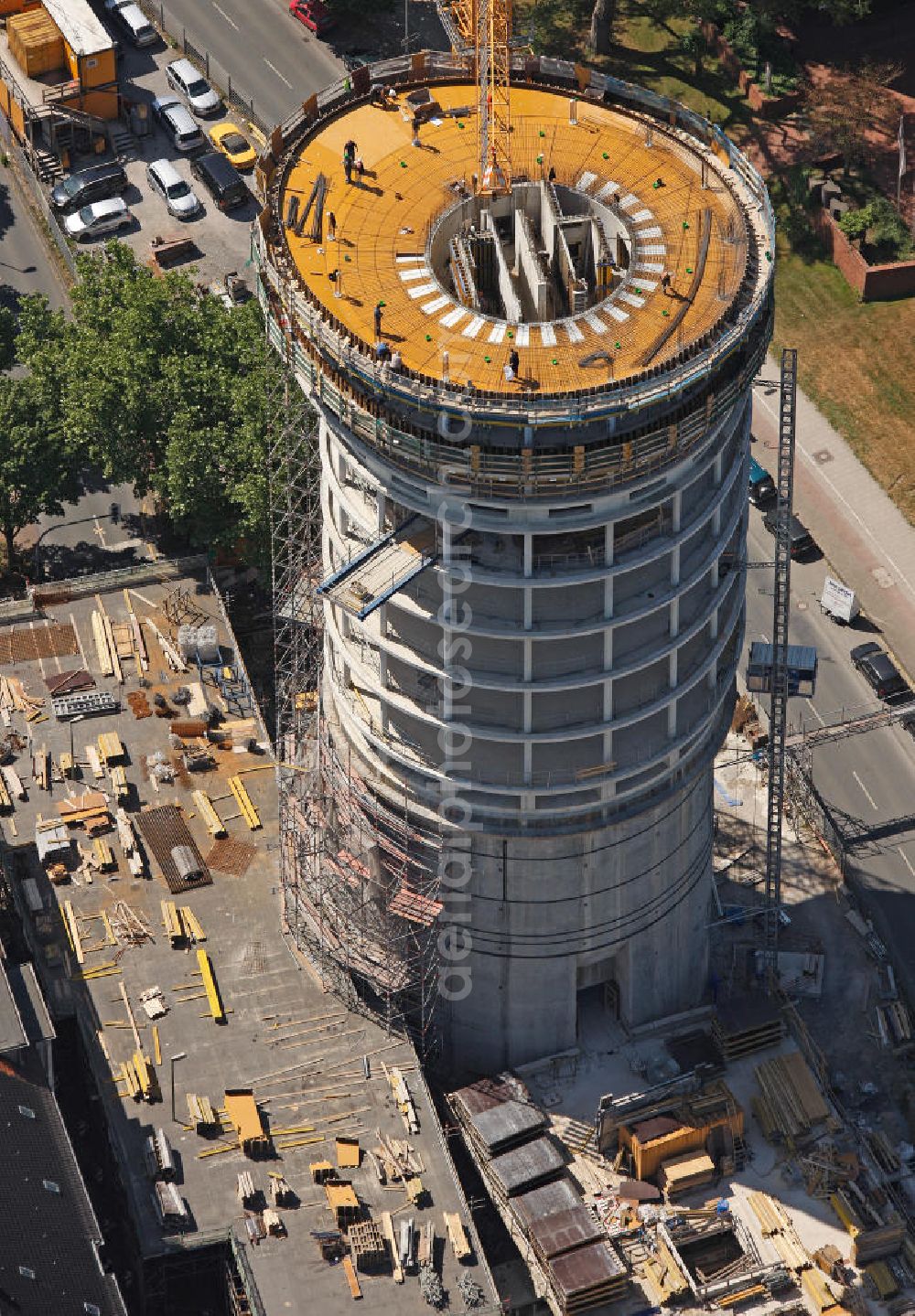 Aerial image Bochum - Baustelle Exenterhouse / Exenterhaus auf einem ehemaligen denkmalgeschützen Hoch- Bunker an der Universitätsstraße in Bochum. Der Berliner Architekt Gerhard Spangenberg errichtet hier auf 15 Stockwerken ein Büro- und Geschäftshaus. Construction Site at a former bunker at the University Street in Bochum.