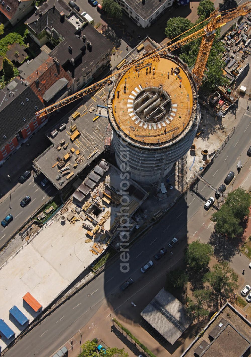 Aerial photograph Bochum - Baustelle Exenterhouse / Exenterhaus auf einem ehemaligen denkmalgeschützen Hoch- Bunker an der Universitätsstraße in Bochum. Der Berliner Architekt Gerhard Spangenberg errichtet hier auf 15 Stockwerken ein Büro- und Geschäftshaus. Construction Site at a former bunker at the University Street in Bochum.