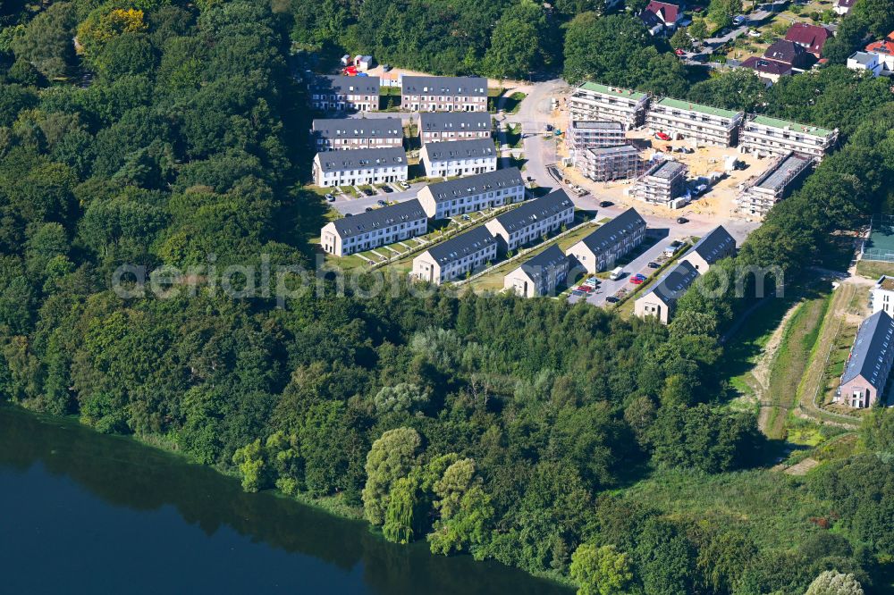 Hamburg from the bird's eye view: Construction site for the new construction of refugee home and asylum accommodation buildings HaferBlocken-Ost on the Oejendorfer See in the district Billstedt in Hamburg, Germany