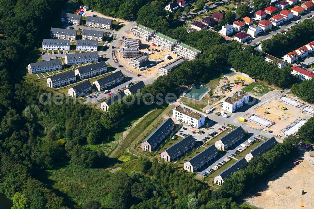 Aerial image Hamburg - Construction site for the new construction of refugee home and asylum accommodation buildings HaferBlocken-Ost on the Oejendorfer See in the district Billstedt in Hamburg, Germany