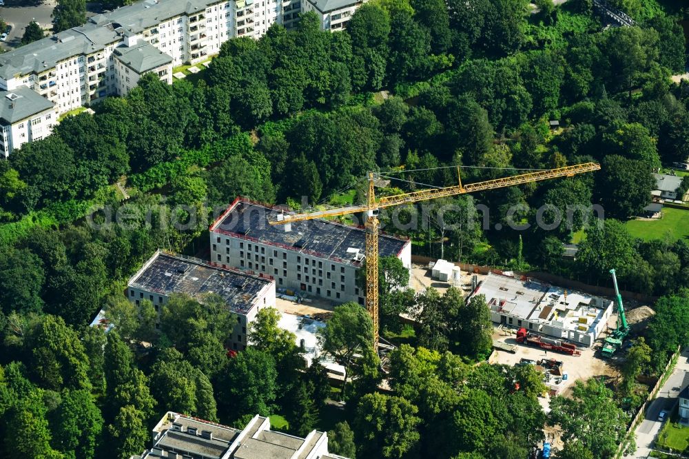 Berlin from above - Construction site for the new building of Asylum accommodation buildings on Leonorenstrasse in the district Lankwitz in Berlin, Germany. Involved companies are Bundesamt fuer Migration und Fluechtlinge, Landesamt fuer Fluechtlingsangelegenheiten (LAF)