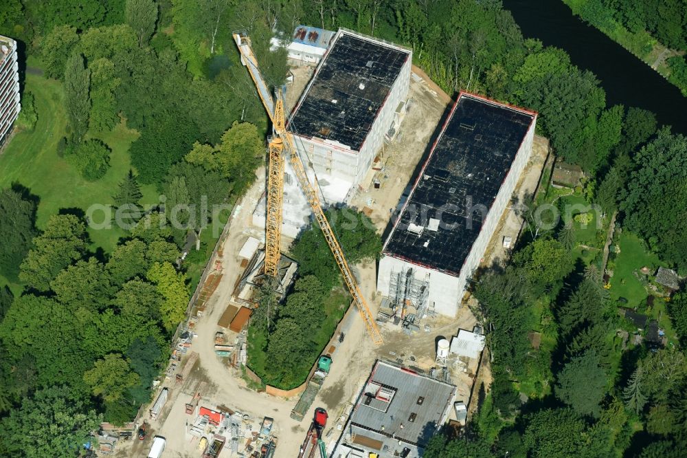 Berlin from above - Construction site for the new building of Asylum accommodation buildings on Leonorenstrasse in the district Lankwitz in Berlin, Germany. Involved companies are Bundesamt fuer Migration und Fluechtlinge, Landesamt fuer Fluechtlingsangelegenheiten (LAF)