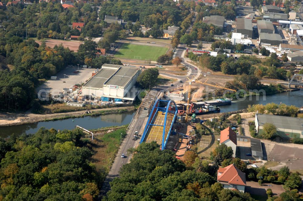 Aerial image GENTHIN - Blick auf die Baustelle der Friedensbrücke / Brücke des Friedens. Hier die aus dem Jahr 1931 / 1949 alte Brücke und daneben der neue Brückenbogen, der derzeit im Bau befindlichen Brücke. Die Brücke ist eine Überführung der Bundesstraße 1 über den Elbe-Havel-Kanal bei km 364,260.