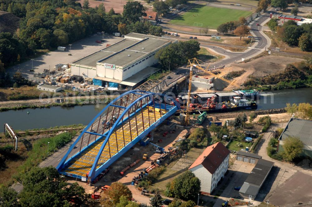 Aerial photograph GENTHIN - Blick auf die Baustelle der Friedensbrücke / Brücke des Friedens. Hier die aus dem Jahr 1931 / 1949 alte Brücke und daneben der neue Brückenbogen, der derzeit im Bau befindlichen Brücke. Die Brücke ist eine Überführung der Bundesstraße 1 über den Elbe-Havel-Kanal bei km 364,260.