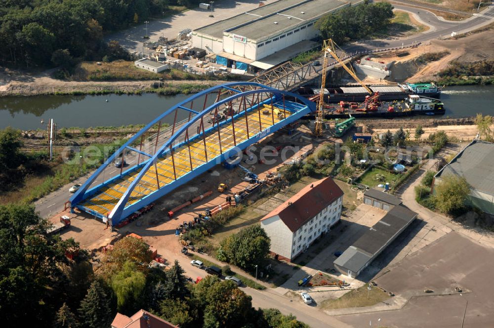 GENTHIN from above - Blick auf die Baustelle der Friedensbrücke / Brücke des Friedens. Hier die aus dem Jahr 1931 / 1949 alte Brücke und daneben der neue Brückenbogen, der derzeit im Bau befindlichen Brücke. Die Brücke ist eine Überführung der Bundesstraße 1 über den Elbe-Havel-Kanal bei km 364,260.