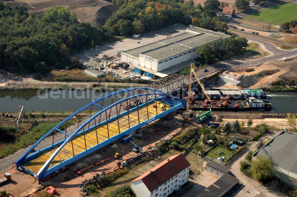 GENTHIN from the bird's eye view: Blick auf die Baustelle der Friedensbrücke / Brücke des Friedens. Hier die aus dem Jahr 1931 / 1949 alte Brücke und daneben der neue Brückenbogen, der derzeit im Bau befindlichen Brücke. Die Brücke ist eine Überführung der Bundesstraße 1 über den Elbe-Havel-Kanal bei km 364,260.