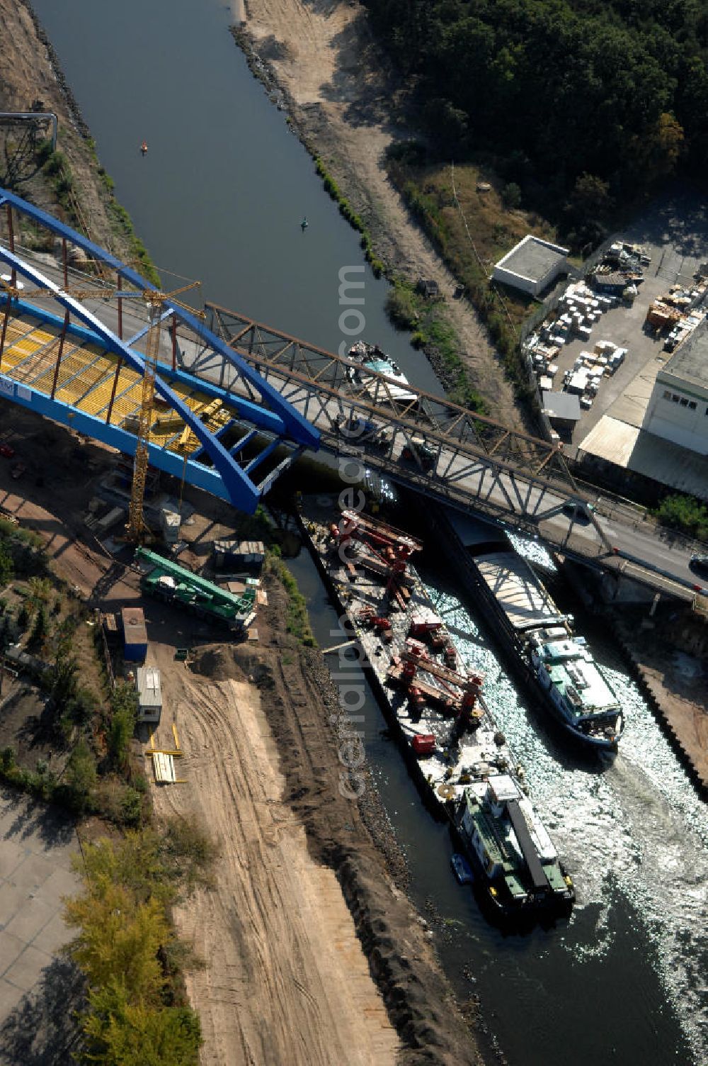 GENTHIN from the bird's eye view: Blick auf die Baustelle der Friedensbrücke / Brücke des Friedens. Hier die aus dem Jahr 1931 / 1949 alte Brücke und daneben der neue Brückenbogen, der derzeit im Bau befindlichen Brücke. Die Brücke ist eine Überführung der Bundesstraße 1 über den Elbe-Havel-Kanal bei km 364,260.