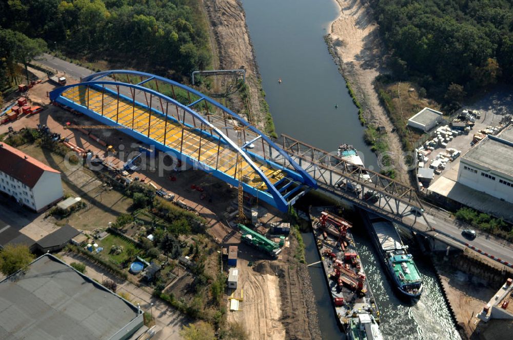 Aerial image GENTHIN - Blick auf die Baustelle der Friedensbrücke / Brücke des Friedens. Hier die aus dem Jahr 1931 / 1949 alte Brücke und daneben der neue Brückenbogen, der derzeit im Bau befindlichen Brücke. Die Brücke ist eine Überführung der Bundesstraße 1 über den Elbe-Havel-Kanal bei km 364,260.