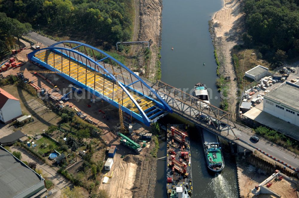 Aerial photograph GENTHIN - Blick auf die Baustelle der Friedensbrücke / Brücke des Friedens. Hier die aus dem Jahr 1931 / 1949 alte Brücke und daneben der neue Brückenbogen, der derzeit im Bau befindlichen Brücke. Die Brücke ist eine Überführung der Bundesstraße 1 über den Elbe-Havel-Kanal bei km 364,260.