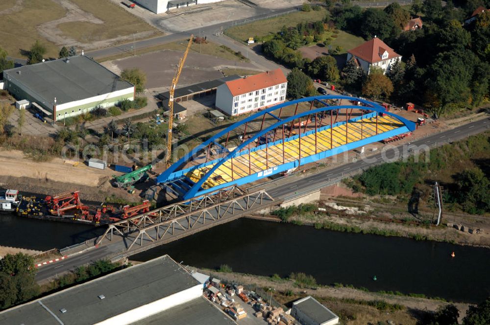 GENTHIN from above - Blick auf die Baustelle der Friedensbrücke / Brücke des Friedens. Hier die aus dem Jahr 1931 / 1949 alte Brücke und daneben der neue Brückenbogen, der derzeit im Bau befindlichen Brücke. Die Brücke ist eine Überführung der Bundesstraße 1 über den Elbe-Havel-Kanal bei km 364,260.