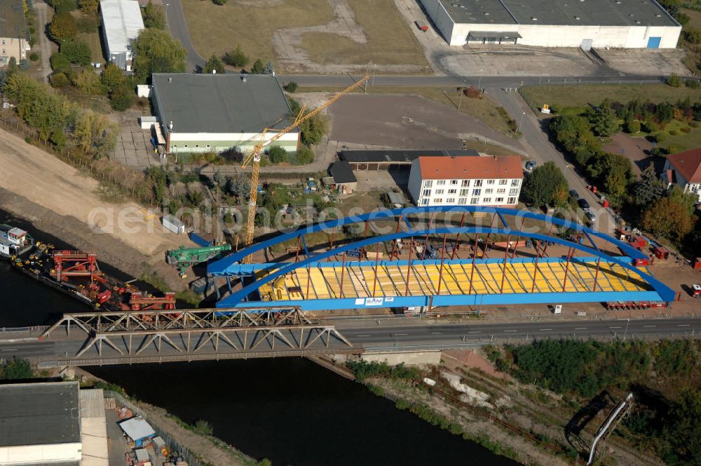 GENTHIN from the bird's eye view: Blick auf die Baustelle der Friedensbrücke / Brücke des Friedens. Hier die aus dem Jahr 1931 / 1949 alte Brücke und daneben der neue Brückenbogen, der derzeit im Bau befindlichen Brücke. Die Brücke ist eine Überführung der Bundesstraße 1 über den Elbe-Havel-Kanal bei km 364,260.